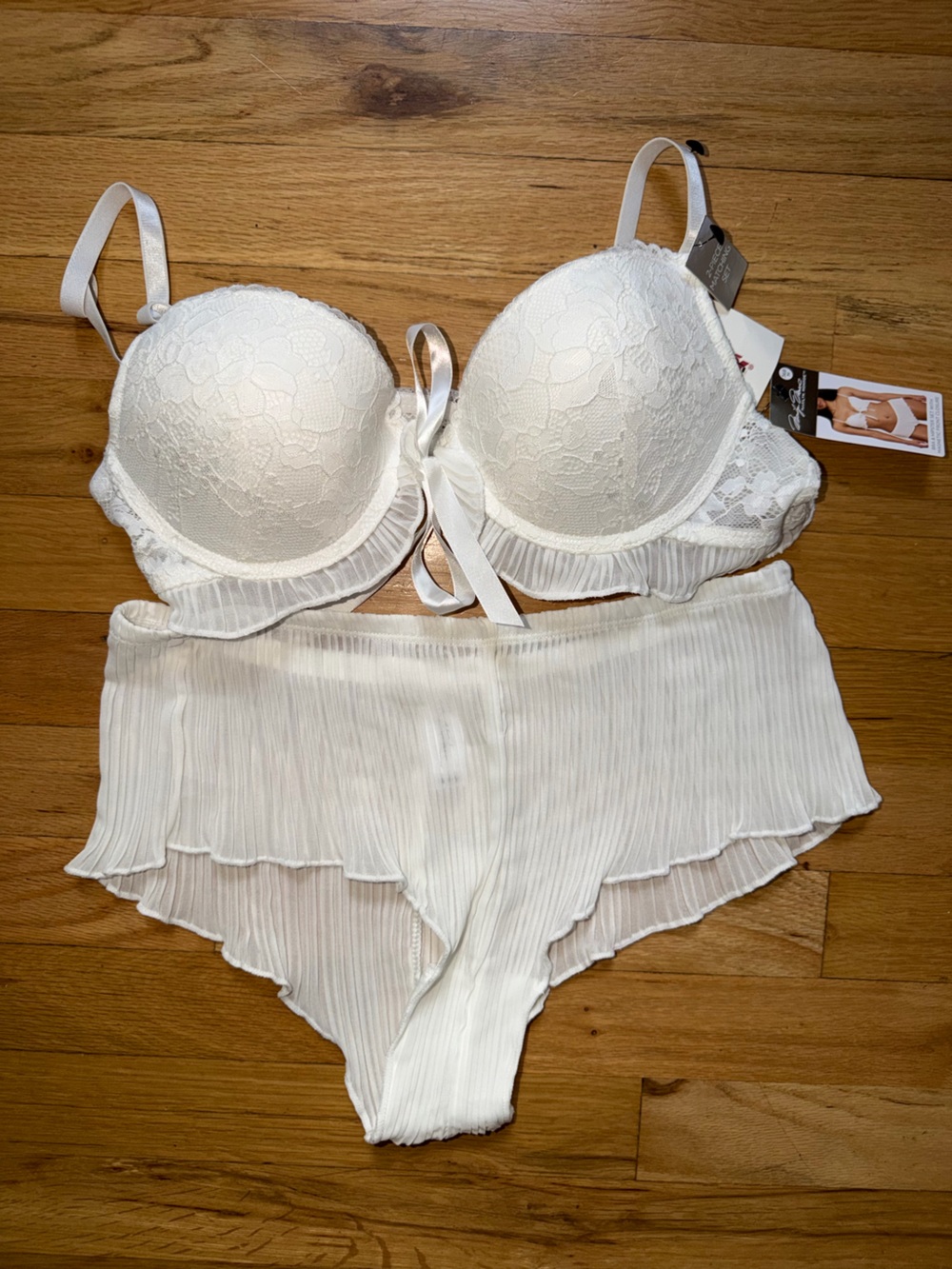 Marilyn Monroe White Lace Push-Up Bra & Pleated Shorts Set